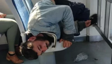 [VIDEO] Se le trabó la cabeza en un asiento del Tren Roca mientras dormía