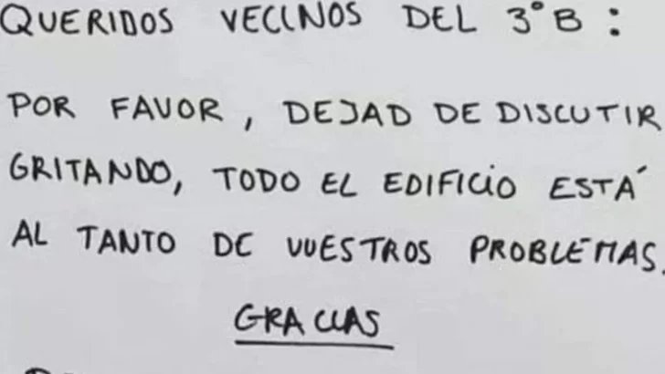 Pegó un cartel en el edificio para quejarse de las peleas de sus vecinos y se pasó con la postdata