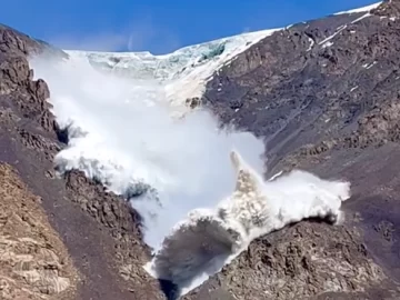 Filmó una impresionante avalancha que lo terminó sepultando: se salvó de milagro
