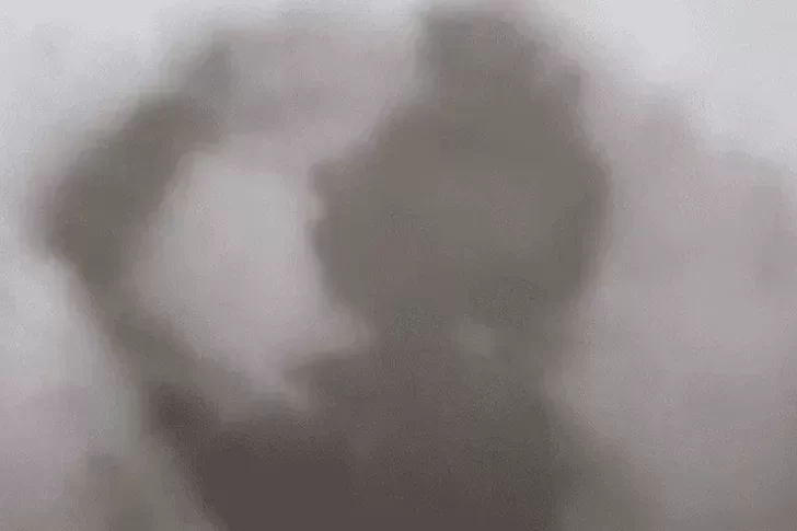 La “Batiseñal”: descubrió una mancha en la pared que lo “obligó a salir a tomar”