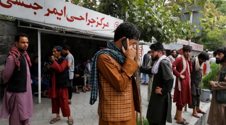 Un ataque con bomba en una mezquita de Afganistán dejó 21 personas fallecidas Un ataque con bomba en una mezquita de Afganistán dejó 21 personas fallecidas