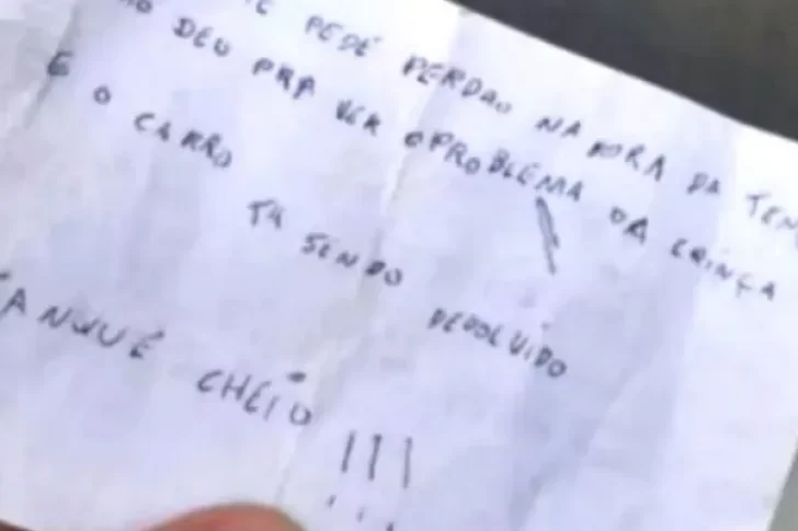 Le devolvieron el auto que le habían robado al notar algo importante y le dejaron una nota