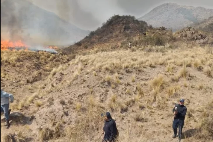 El fuego avanzó “varios kilómetros” en Valle Fértil y piden un helicóptero hidrante de Nación
