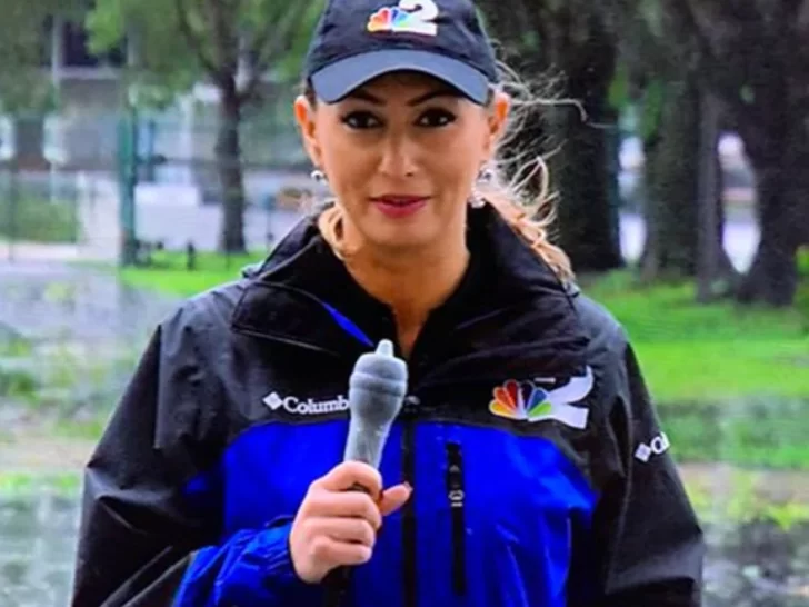 La ingeniosa e inesperada idea de una periodista para proteger el micrófono del huracán Ian La ingeniosa e inesperada idea de una periodista para proteger el micrófono del huracán Ian