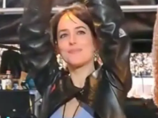 [VIDEO] Dakota Johnson fue a ver a Chris Martin a River y causó furor