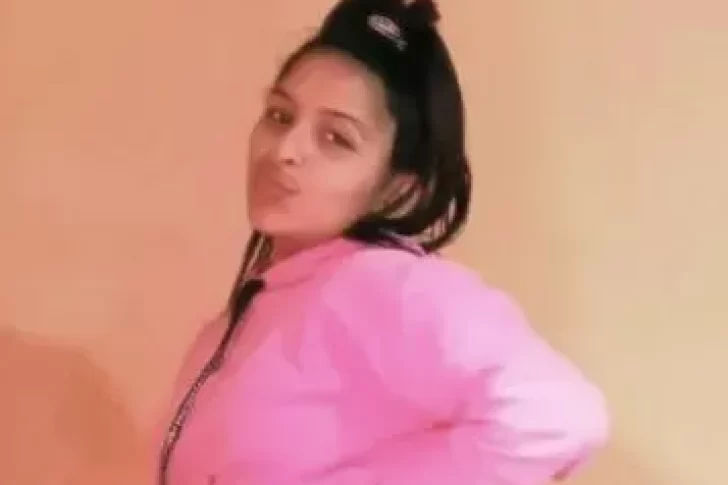 Encontraron a una chica de 17 años muerta en una laguna y buscan a su novio