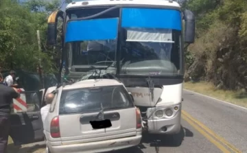 Cuatro ocupantes de un auto murieron al chocar contra un colectivo con pasajeros Cuatro ocupantes de un auto murieron al chocar contra un colectivo con pasajeros