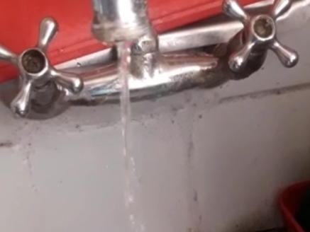 En un barrio de Capital, se bañan con baldes por la falta de agua En un barrio de Capital, se bañan con baldes por la falta de agua