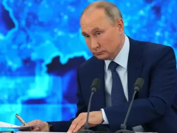 Putin dice que no se aplicó la vacuna rusa porque no se recomienda a mayores de 60 Putin dice que no se aplicó la vacuna rusa porque no se recomienda a mayores de 60