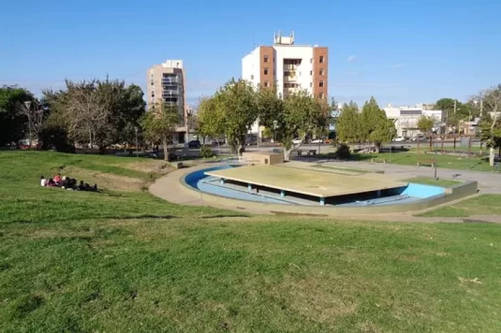 Un hombre se descompensó en medio de la Plaza de la Joroba y murió