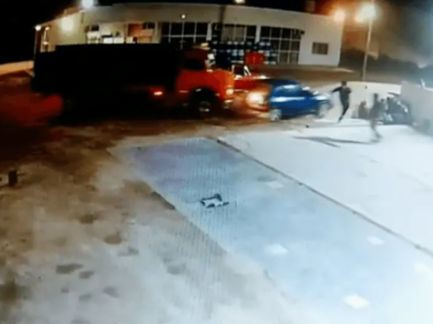 Detuvieron al sanjuanino que arrolló con su camión el auto de la pareja de su exesposa Detuvieron al sanjuanino que arrolló con su camión el auto de la pareja de su exesposa