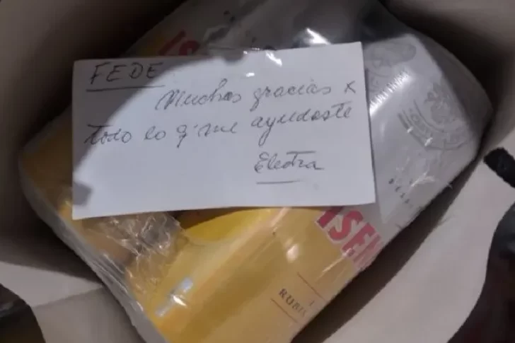 Un joven ayudó a su vecina anciana y ella le agradeció con un gesto que se viralizó