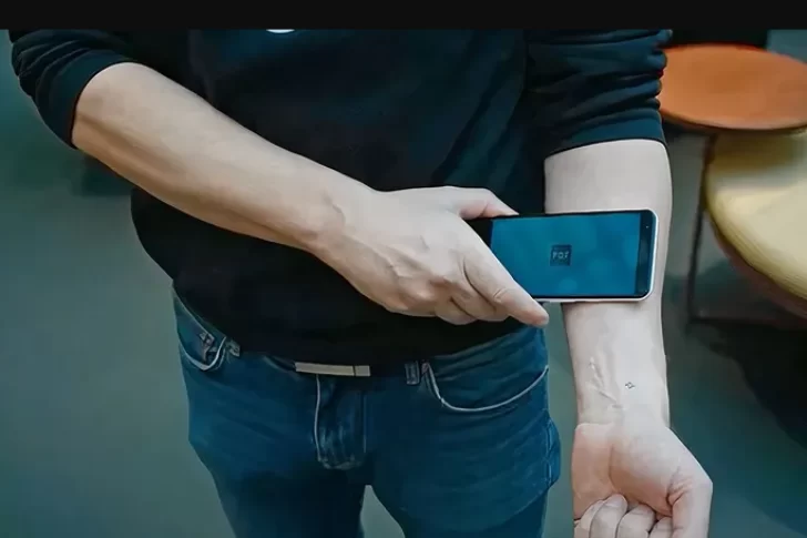 Cómo son los implantes de microchip que te permiten pagar con la mano