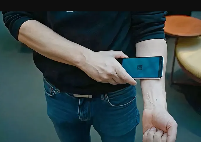 Cómo son los implantes de microchip que te permiten pagar con la mano Cómo son los implantes de microchip que te permiten pagar con la mano