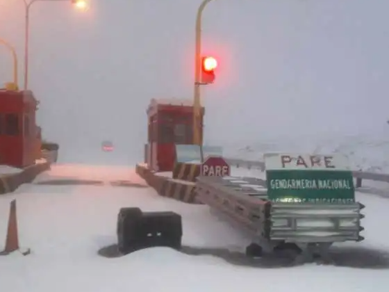 Por las nevadas cerraron el Paso Cristo Redentor que une Mendoza con Chile