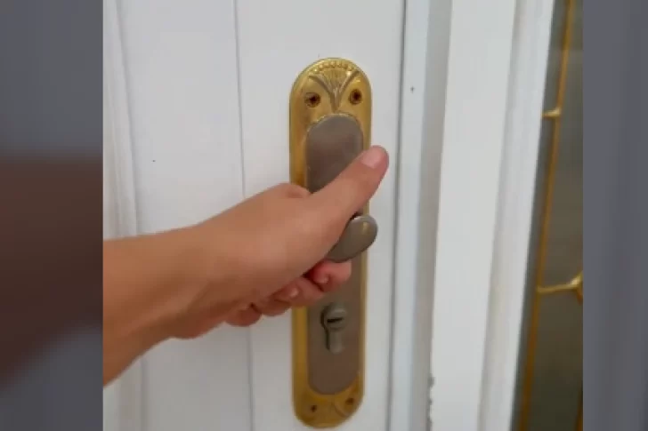 La contrataron para limpiar una casa y lo que encontró la dejó sin respiro