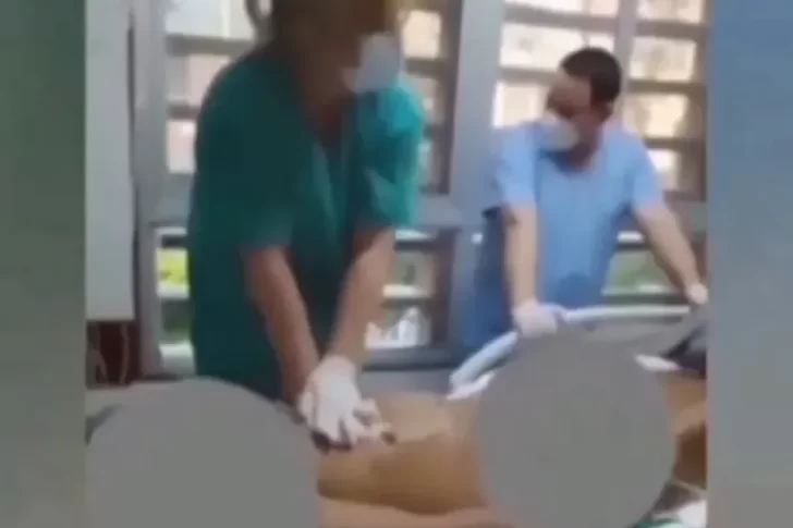 Despidieron a médicos y enfermeros por reírse mientras reanimaban a un paciente