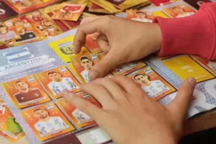 El insólito motivo por el que un colegio prohibió que los alumnos lleven el álbum del Mundial