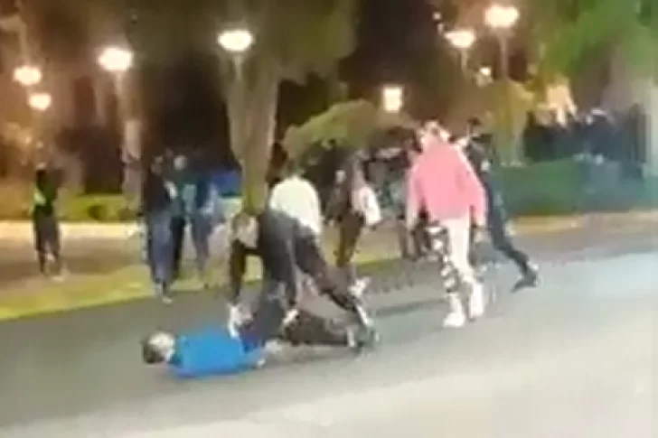 [VIDEO] El Día de la Primavera terminó con una pelea en plena calle en el Parque de Mayo