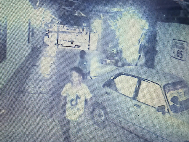 Dos chicos entraron al consorcio en el que vive y le robaron 2 bicicletas de más de $100 mil Dos chicos entraron al consorcio en el que vive y le robaron 2 bicicletas de más de $100 mil