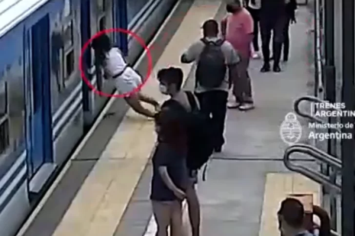 Impresionante video: le bajó la presión y cayó del andén cuando llegaba el tren