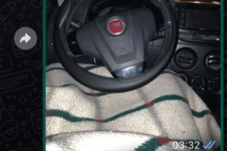 Se aburrió del boliche, fue a dormir al auto para “no dejar en banda” a sus amigos y se viralizó