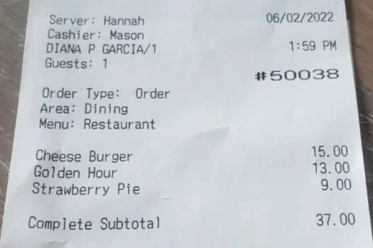 Le trajeron la cuenta, se bloqueó su tarjeta y la respuesta del restaurante se hizo viral