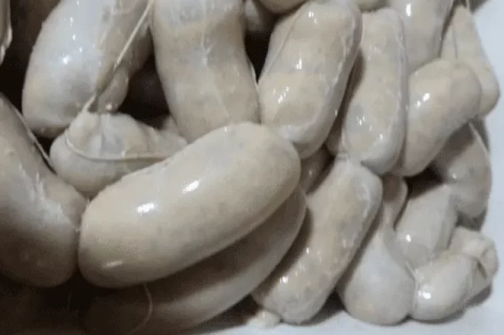 Chorilenta: comedores ofrecen chorizos rellenos con polenta a vecinos