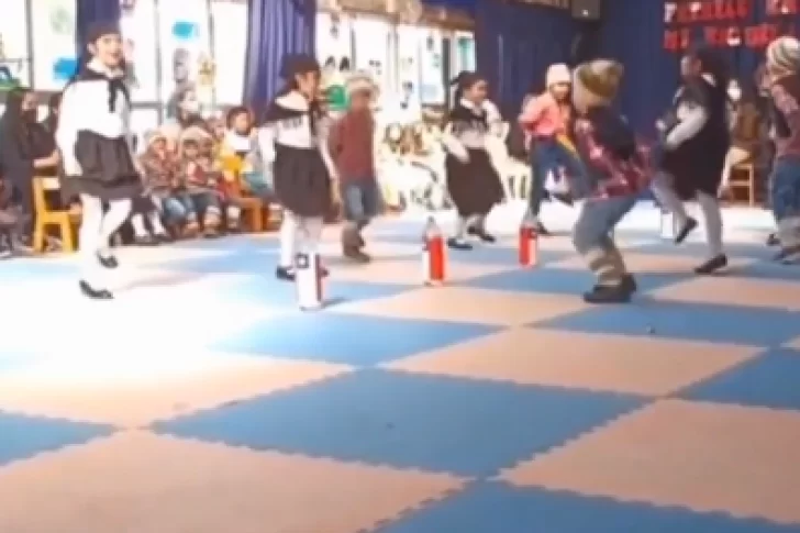 Una niña se quedó sin pareja en un acto escolar y su padre subió a escena para bailar con ella