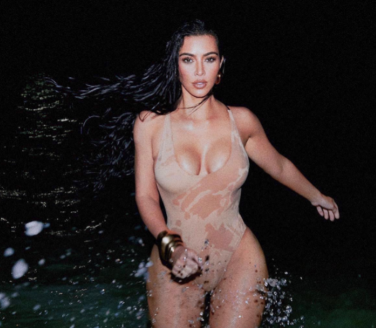 Kim Kardashian se puso una bikini para salir a cenar en Miami