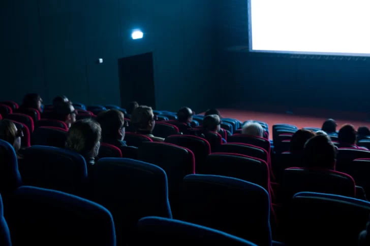 Quiso entrar al cine con una botella de agua, lo pararon y su respuesta le valió 4 entradas gratis