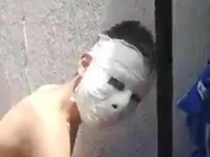 Creó una máscara de yeso para una tarea y no se la pudo sacar: “Voy a demandar a la maestra”