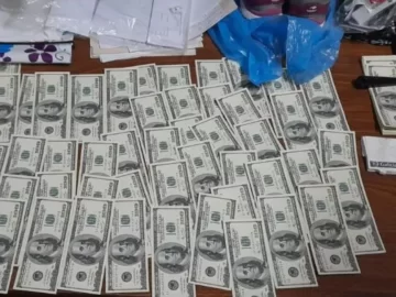 Encontró más de 16 mil dólares en la calle y los entregó a la Policía Encontró más de 16 mil dólares en la calle y los entregó a la Policía