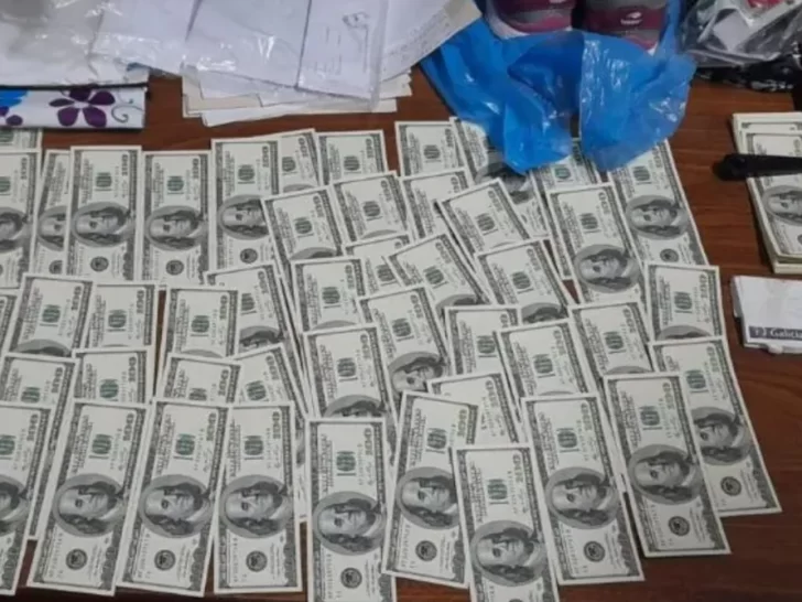 Encontró más de 16 mil dólares en la calle y los entregó a la Policía Encontró más de 16 mil dólares en la calle y los entregó a la Policía