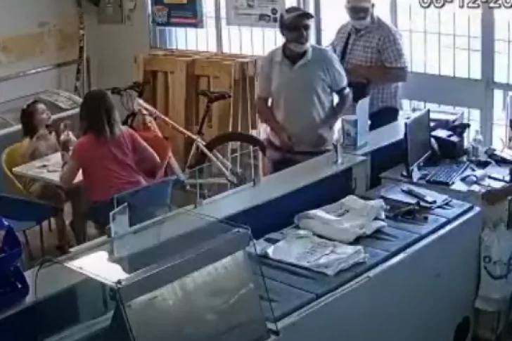 [VIDEOS] Entran armados a una heladería, encierran a una mujer y su hija y roban plata y teléfonos