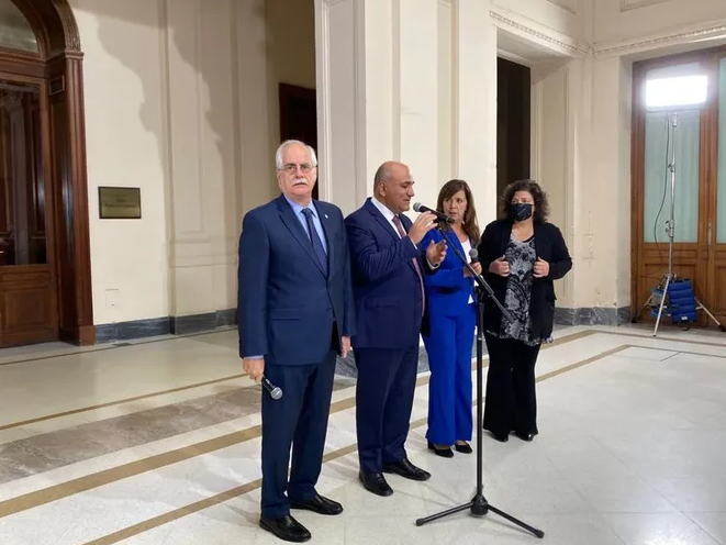 Tras la reunión de Gabinete, Manzur minimizó las internas: “El que define es el Presidente” Tras la reunión de Gabinete, Manzur minimizó las internas: “El que define es el Presidente”