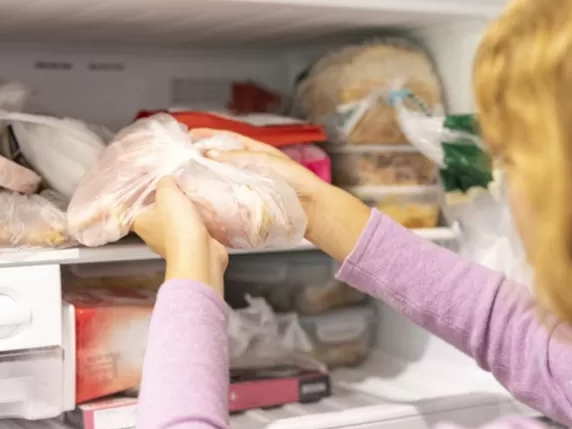 Los 9 errores de higiene más comunes en la cocina y los peligros que representan
