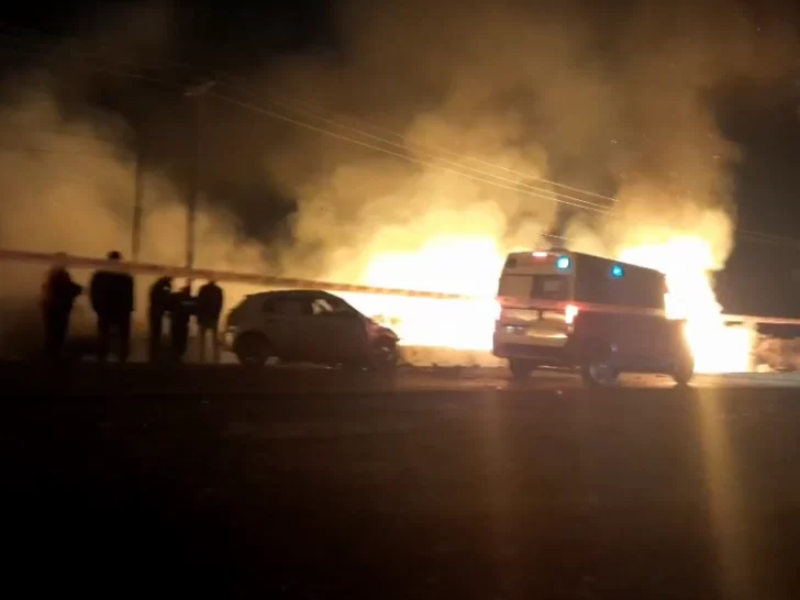 Dejó a su hija y al volver, se estrelló contra un árbol y murió Dejó a su hija y al volver, se estrelló contra un árbol y murió