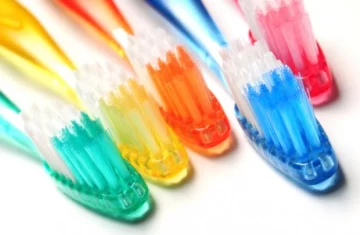 Cómo elegir el cepillo de dientes adecuado y la forma de cuidarlo Cómo elegir el cepillo de dientes adecuado y la forma de cuidarlo