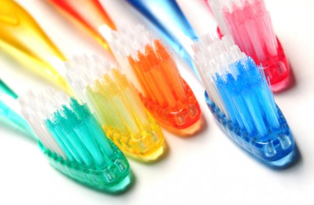 Cómo elegir el cepillo de dientes adecuado y la forma de cuidarlo Cómo elegir el cepillo de dientes adecuado y la forma de cuidarlo