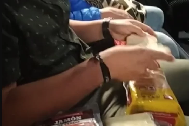 Se preparó su propio sándwich en plena sala de cine: “Tiempos difíciles”