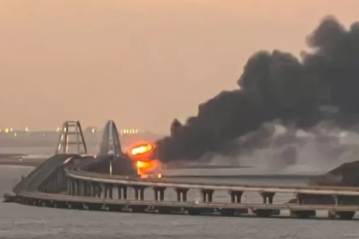 Una explosión hizo colapsar una parte del único puente que une a Crimea con Rusia