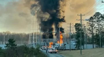 Oscuridad y un toque de queda en Carolina del Norte por el ataque a una central eléctrica Oscuridad y un toque de queda en Carolina del Norte por el ataque a una central eléctrica