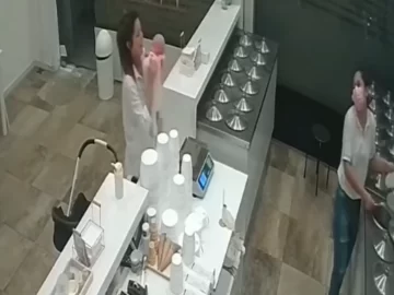 Una mujer aprovechó la distracción del heladero y realizó algo insólito con su bebé Una mujer aprovechó la distracción del heladero y realizó algo insólito con su bebé