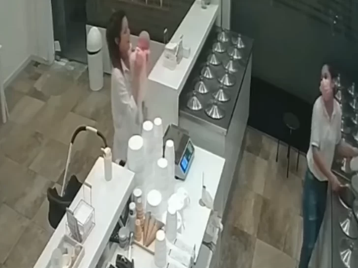 Una mujer aprovechó la distracción del heladero y realizó algo insólito con su bebé Una mujer aprovechó la distracción del heladero y realizó algo insólito con su bebé