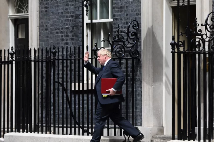 Luego de una ola de renuncias, Boris Johnson afirma que sigue al frente del Gobierno