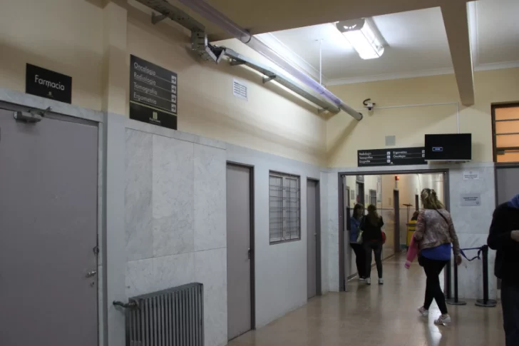 Corrió con su nieto de 6 meses que no respiraba y policías la ayudaron a salvarle la vida