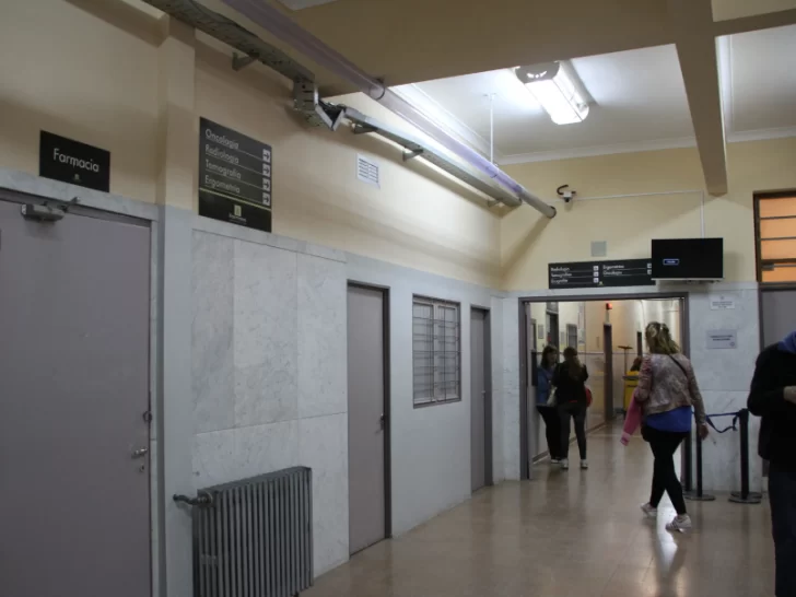 Corrió con su nieto de 6 meses que no respiraba y policías la ayudaron a salvarle la vida