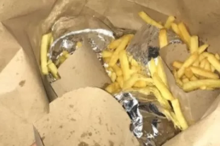 Pidió una hamburguesa por delivery y le advirtió al restaurante: “El de la moto es un desquiciado”