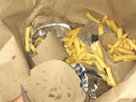 Pidió una hamburguesa por delivery y le advirtió al restaurante: “El de la moto es un desquiciado”